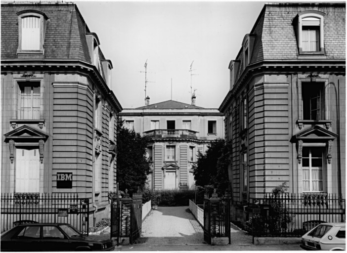 Vue d'ensemble depuis la rue.