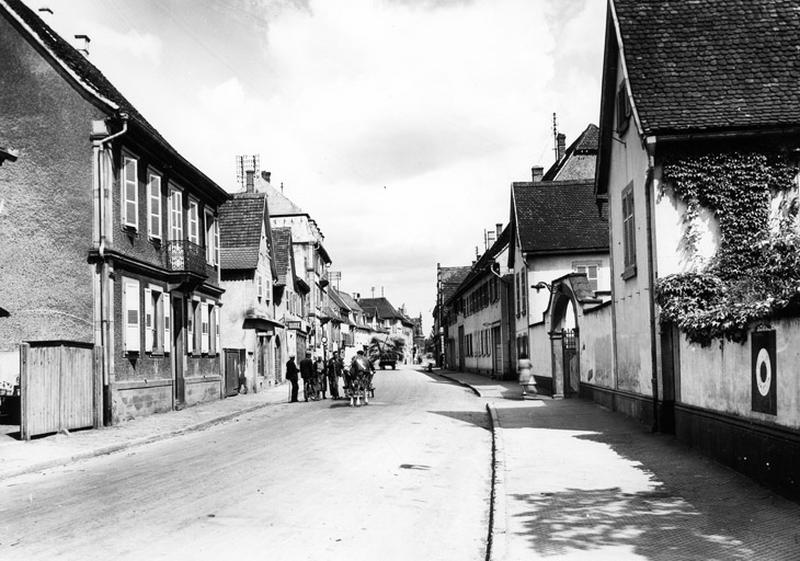Vue d'ensemble de la rue du Général Lebocq. A droite, l'entrée de la brasserie Météor.