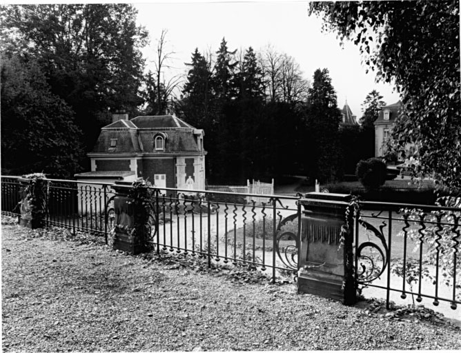 Vue de la terrasse devant l'entrée (au premier plan) et de la maison du portier.