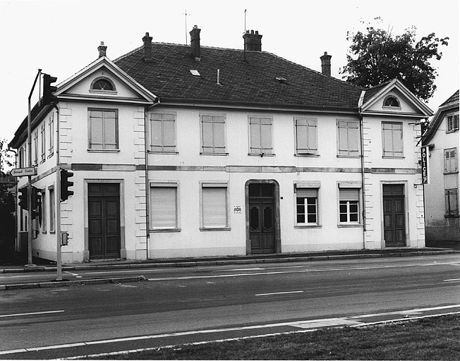 Vue de l'ancienne mairie (actuelle bibliothèque), 1 rue de Thann.