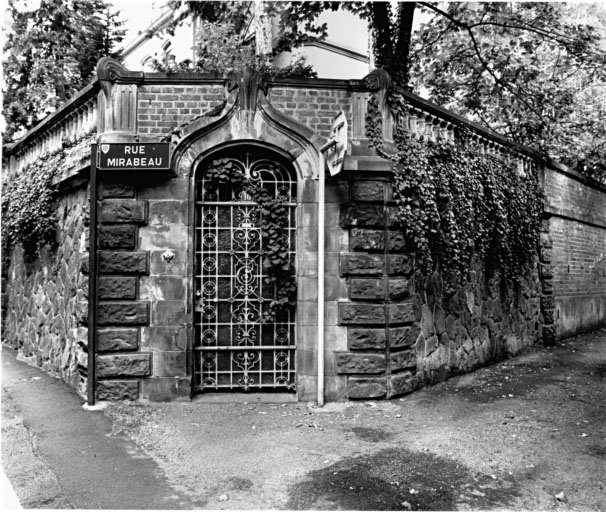 Porte piétonne à l'angle de la rue Mirabeau.