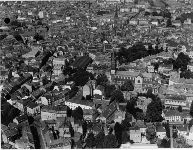 Quartier de l'église Saint-Etienne avec la porte du Miroir au premier plan.