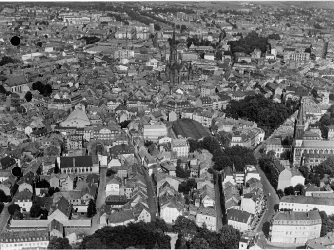 Quartier sud de la ville ancienne (rue Sainte-Claire à gauche avec la synagogue, rue de la Sinne à droite).