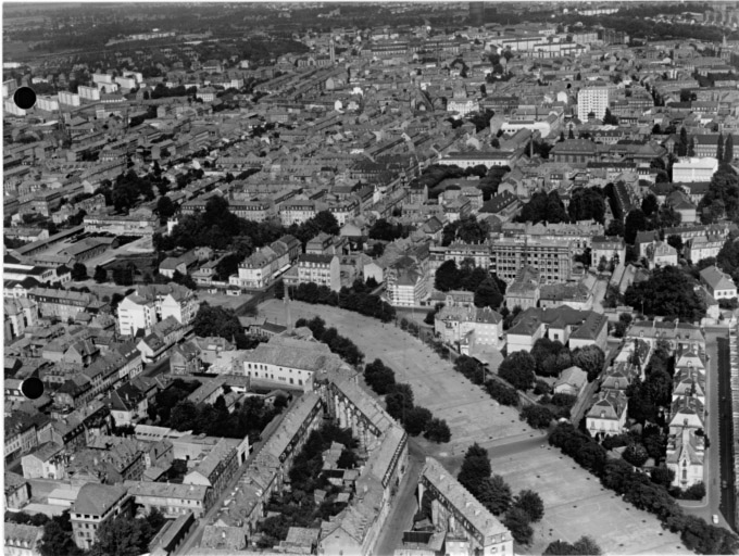 Le canal couvert avec l'aile moderne du Diaconat en construction à droite (avenue A. Briand au premier plan avec cheminée d'usine).