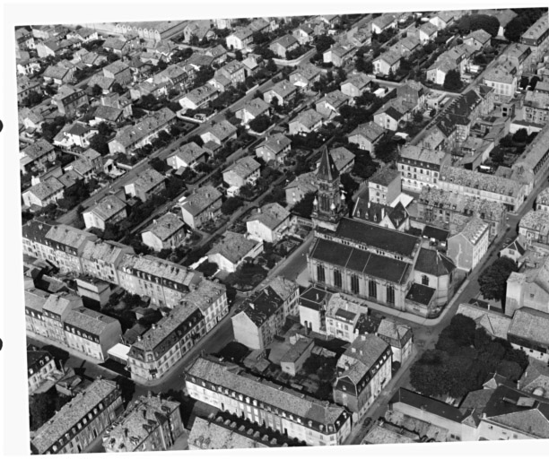 Vue aérienne de la nouvelle cité et de l'église Saint-Joseph.