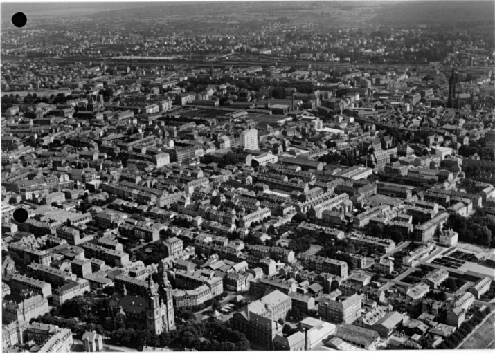 Quartier nord avec l'église Saint-Fridolin et lycée Lambert au premier plan. Ancienne Cité au centre, la vieille ville en haut à droite.