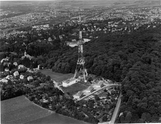 Vue aérienne de la ville depuis le sud avec l'Ill à gauche le canal du Rhône au Rhin : au centre l'usine de la S.A.C.M.