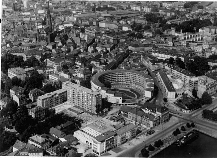 Vue aérienne depuis le Bassin avec le bâtiment annulaire au premier plan, le Nouveau Quartier à droite le temple Saint-Etienne et la vieille ville en haut à gauche.