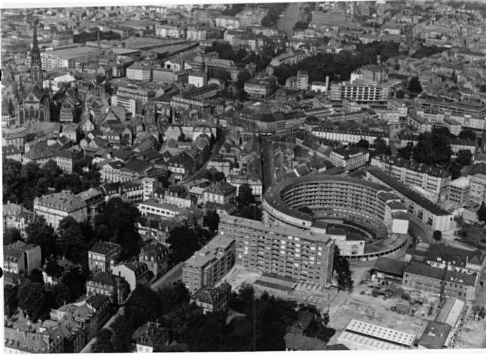 Vue aérienne du quartier sud, avec le bâtiment annulaire, l'avenue Clemenceau au premier plan, la vieille ville à gauche.