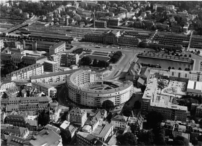 Vue aérienne de la gare et du bâtiment annulaire.