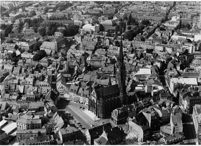 Vue aérienne de la vieille ville, avec le temple Saint-Etienne, la rue du Sauvage à droite.