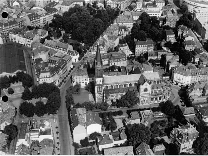 Vue aérienne de l'église Sainte-Etienne, rue de la Sinne et halles détruites.