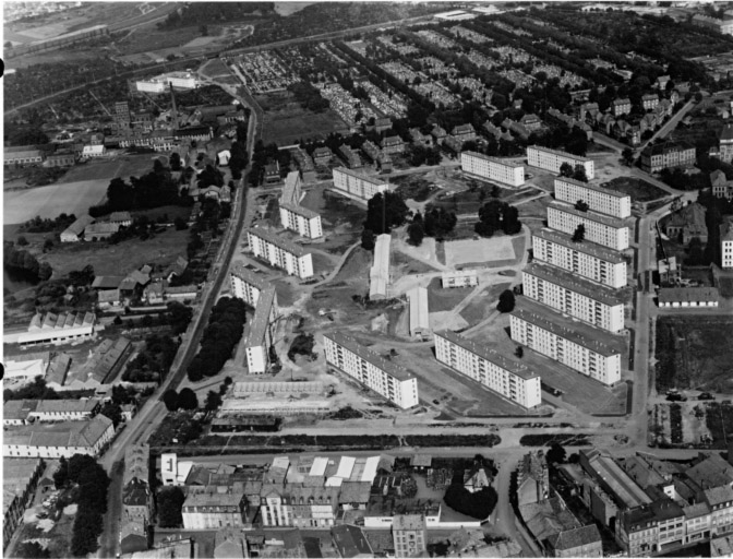 Vue aérienne de la cité moderne du quartier nord avec cité Wolf et cimetière au fond, école du Wolf et caserne Lefebvre à droite.