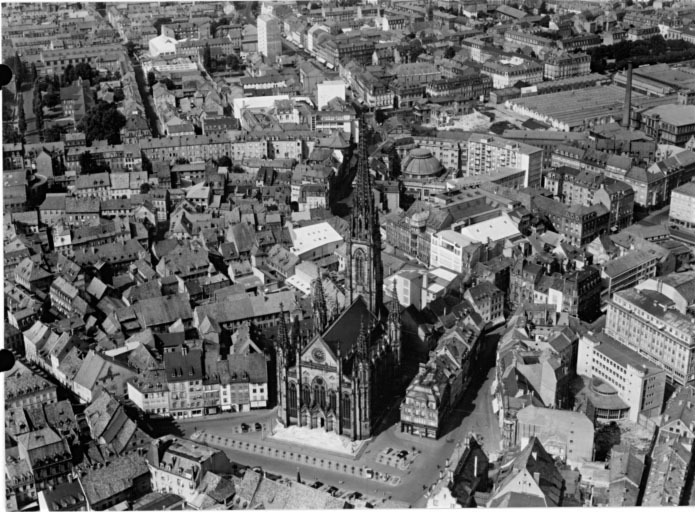 Vue aérienne de la vieille ville, avec la place de la Réunion et le temple Saint-Etienne au premier plan.