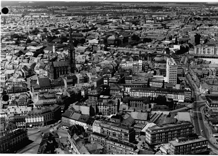 Vue aérienne de la vieille ville côté est : le Nouveau Quartier au premier plan à gauche, le temple Saint-Etienne au fond, à droite la rue Louis Pasteur.