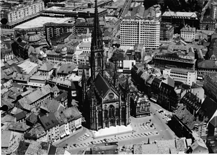 Vue aérienne de la place de la Réunion et du temple Saint-Etienne.