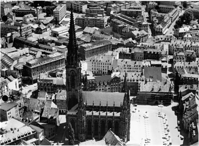 Vue aérienne de la place de la Réunion, avec le temple Saint-Etienne, l'hôtel de ville et la Nouveau Quartier au fond.