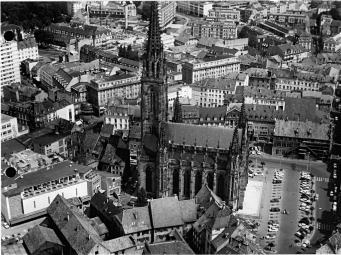 Vue aérienne de la place de la Réunion, avec le temple Saint-Etienne, l'hôtel de ville.