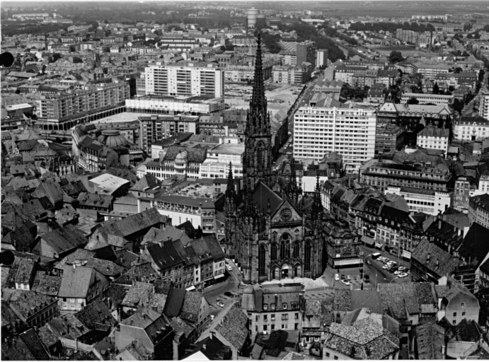 Vue aérienne de la ville ancienne, avec le temple Saint-Etienne au centre.