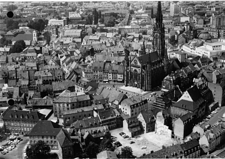 Vue aérienne de la ville ancienne, avec la maison Steinbach en bas à gauche, la rue Guillaume Tell (après démolition de maisons où se trouve actuellement une résidence) et la place de la Réunion.