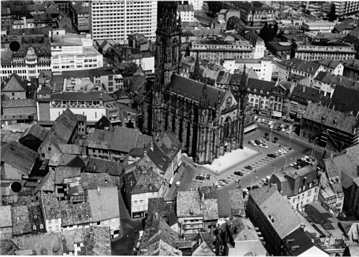 Vue aérienne de la place de la Réunion et du temple Saint-Etienne.