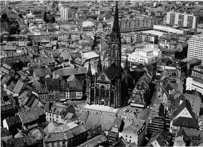 Vue aérienne de la place de la Réunion et quartier central.