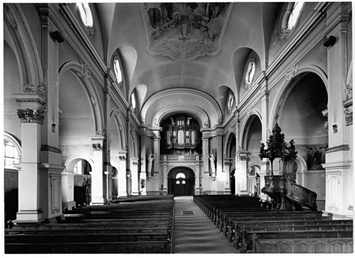 La nef : vue d'ensemble depuis le choeur.