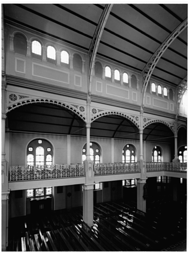 Vue latérale du vaisseau central de la nef, avec arcades et doubleaux en fonte.