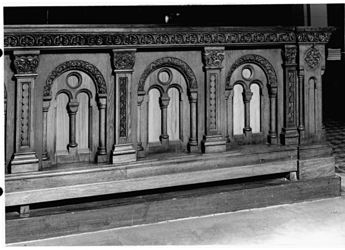 Vue d'ensemble. Remployée dans les bancs d'église de tête.