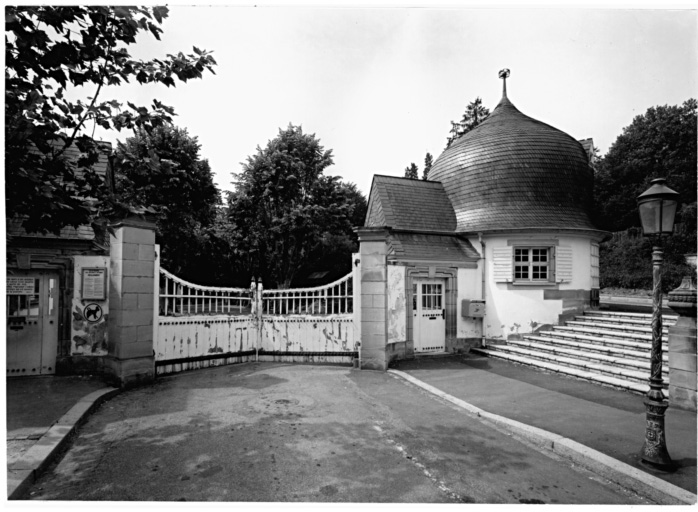 Entrée inférieure (A) vue de l'extérieur.