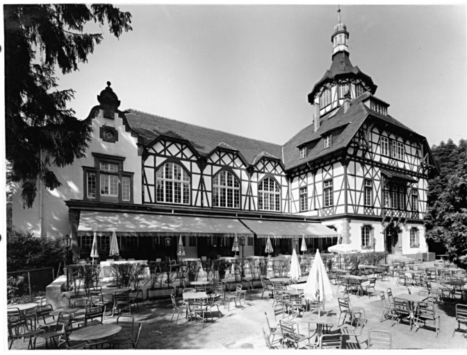 Restaurant : façade vers le jardin.