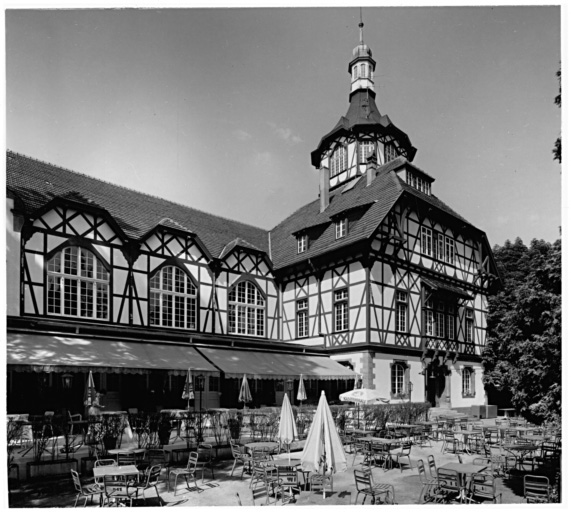 Restaurant : façade vers le jardin.