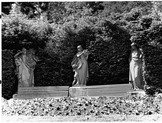 3 statues : jeunes femmes