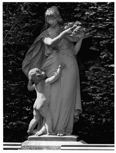 Jeune femme portant une corbeille de fruits.