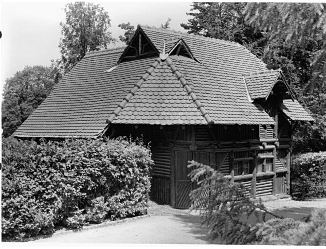 Bâtiment des cerfs wapiti (H).