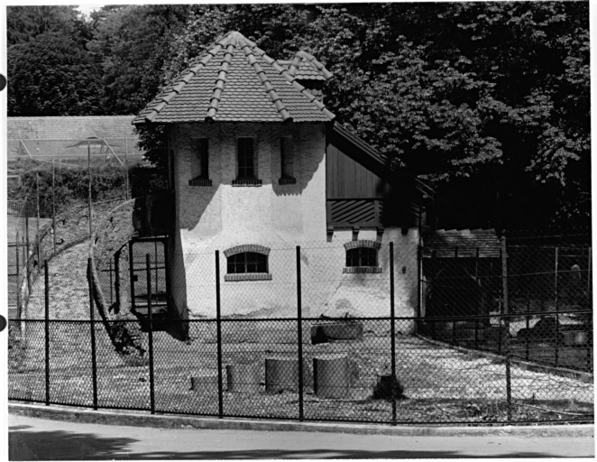 Vue du bâtiment des chèvres (E), actuellement des bharals.