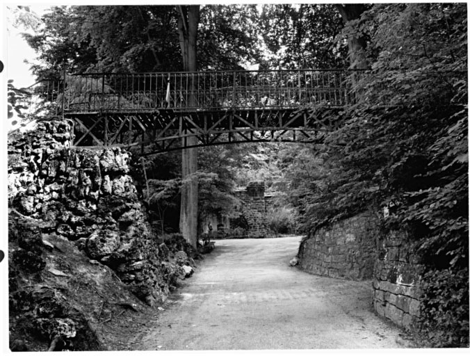 Passerelle (1868) et fosse aux ours (C) au fond (1893).