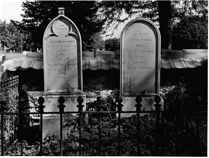 Cimetière protestant : tombeaux de Mathias et Anne-Marie Doll, allé transversale R. Vue d'ensemble.