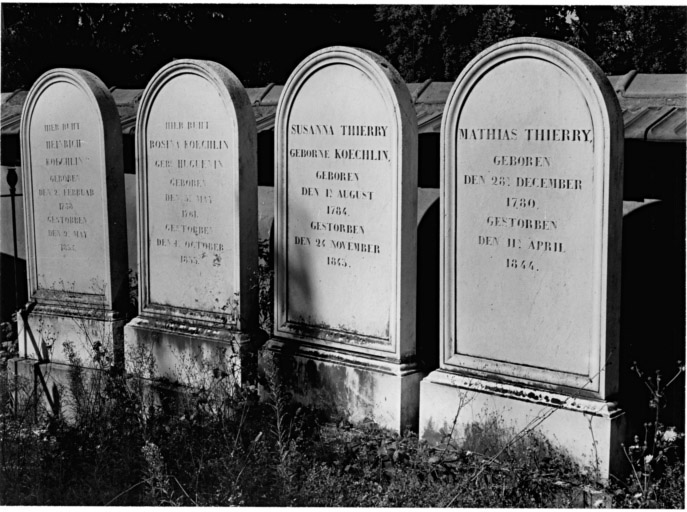 Cimetière protestant : tombeaux de Heinrich Koechlin, Rosina Koechlin, Suzanna Thierry et Mathias Thierry (allée c, après j). Vue d'ensemble.