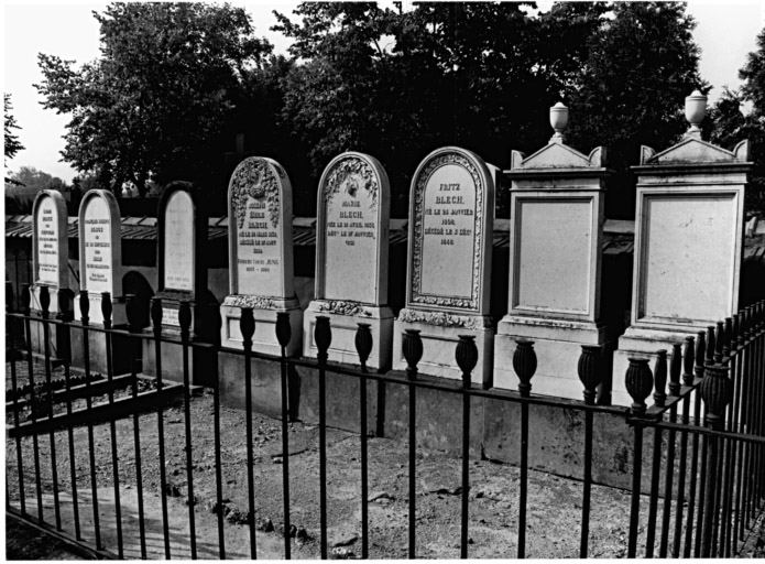 Cimetière protestant : tombeaux de la famille Blech dans un enclos. Vue d'ensemble.