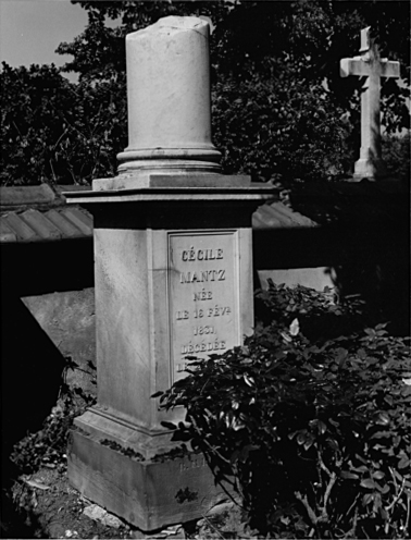 Cimetière protestant : Monument sépulcral de Cécile Mantz (allée a). Vue d'ensemble.