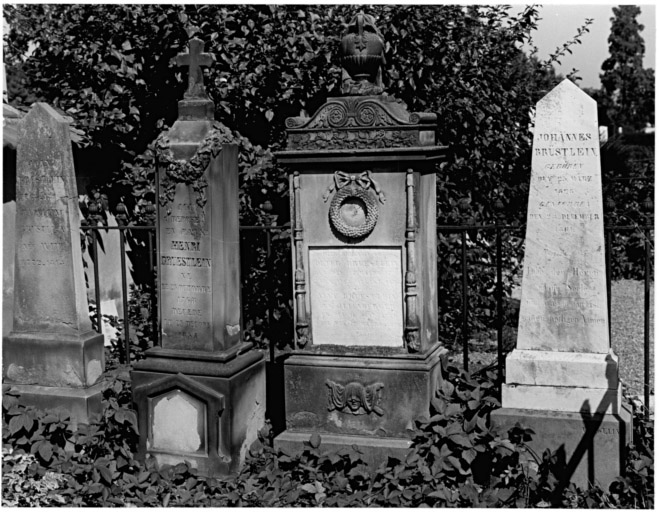 Cimetière protestant : tombeaux de la famille Bruestlein (rangée a). Vue d'ensemble.