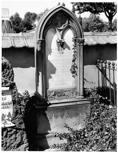 Cimetière protestant : tombeau de Jean Ulrich Ehrsam, de sa femme Salomé Ehrsam Schoen et de leurs enfants (allée a). Vue d'ensemble.