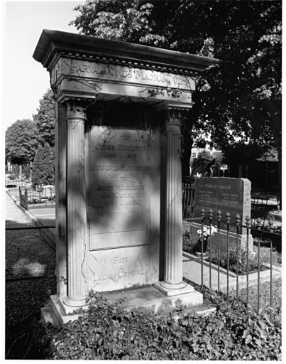 Cimetière protestant : tombeau de Jules, Auguste et Anne Huguenin (allée b). Vue d'ensemble.