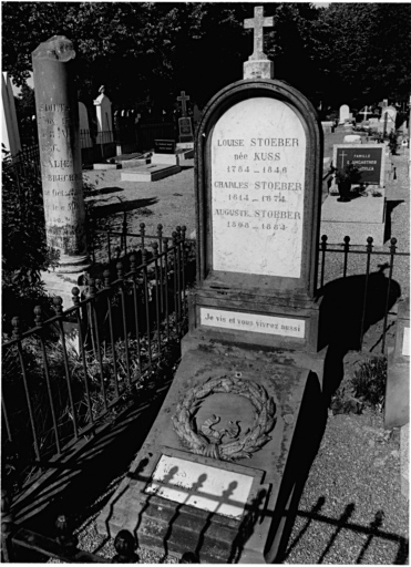 Cimetière protestant : tombeau de Louise Stoeber, de Charles Stoeber et de Auguste Stoeber (chemin g). Vue d'ensemble.