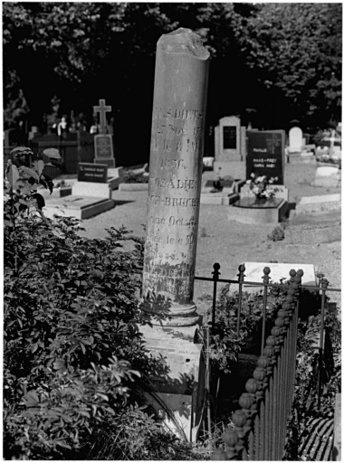 Cimetière protestant : tombeau de Jacques Dietsch et de Rosalie Dietsch-Bruckner (chemin g). Vue d'ensemble.