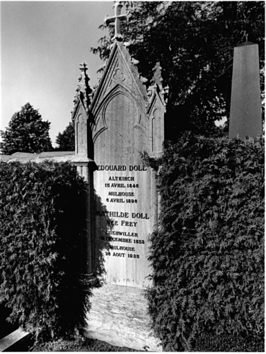 Cimetière protestant : tombeau de Edouard et Mathilde Doll (allée r). Vue d'ensemble.