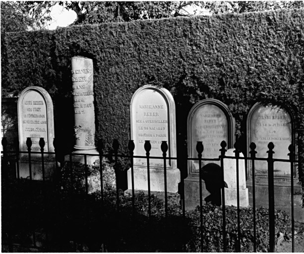 Cimetière protestant : tombeaux de la famille Reber (allée c). Vue d'ensemble.