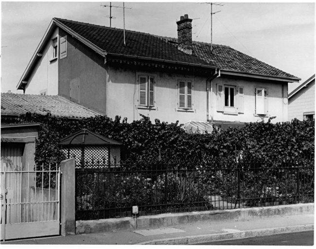 Nouvelle cité. Maisons carrées à quatre unités avec caves, deuxième format (type N sur le plan de Penot). Vue des façades sur rue.