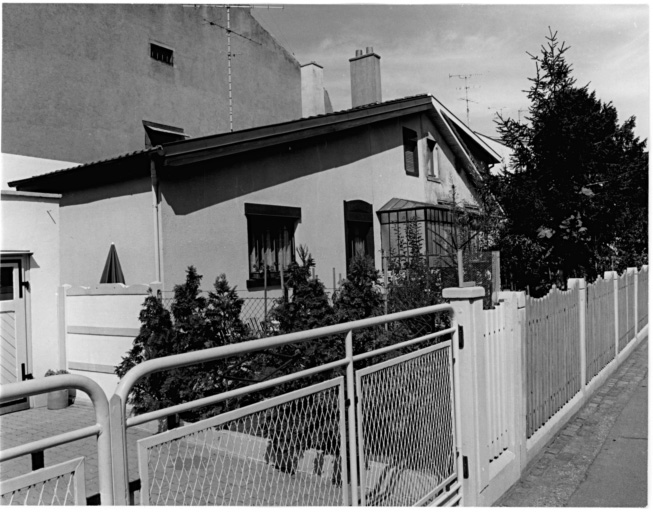 Nouvelle cité. Maisons en rez-de-chaussée (type O sur le plan de Penot). Vue de trois quarts.